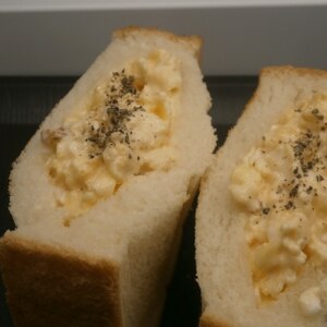 チーズと炒り卵のポケットサンド